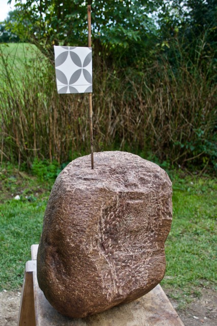 MIT FAHNE,Stein 2021, Findling, Höhe des Steines 45 cm, Gesamthöhe 84 cm (2).jpg