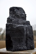 ROT GLUEHT DER OSTEN, Stein 2022, Irischer Limestone, Höhe 38cm (6).jpeg