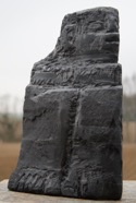 ROT GLUEHT DER OSTEN, Stein 2022, Irischer Limestone, Höhe 38cm (12).jpeg
