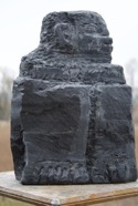 ROT GLUEHT DER OSTEN, Stein 2022, Irischer Limestone, Höhe 38cm (13).jpeg
