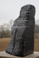 ROT GLUEHT DER OSTEN, Stein 2022, Irischer Limestone, Höhe 38cm.jpeg