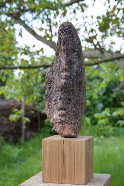 &bdquo;ÜBER ODYSSEUS UND CALYPSO&ldquo;, Stein 2026, Findling, Höhe 32cm (1).jpeg