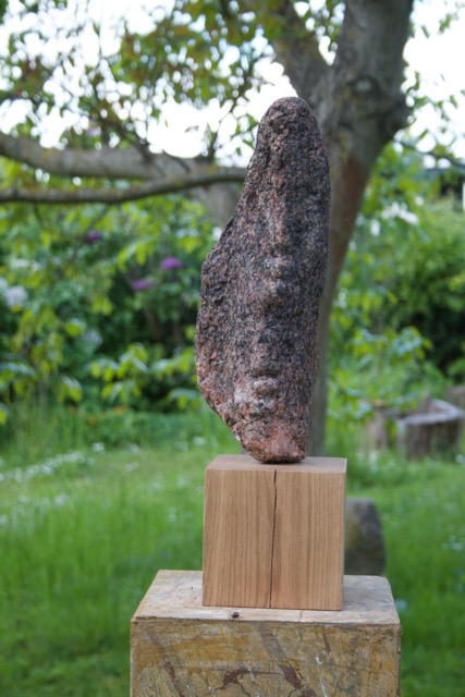 &bdquo;ÜBER ODYSSEUS UND CALYPSO&ldquo;, Stein 2026, Findling, Höhe 32cm (3).jpeg