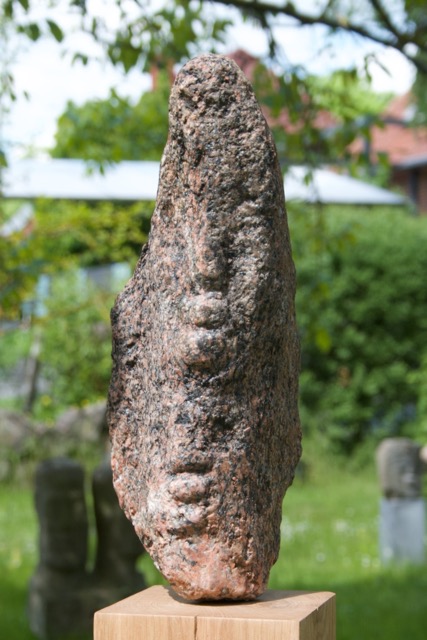 &bdquo;ÜBER ODYSSEUS UND CALYPSO&ldquo;, Stein 2026, Findling, Höhe 32cm (6).jpeg