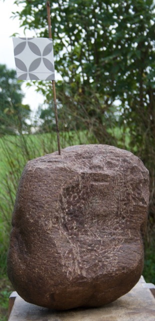 MIT FAHNE,Stein 2021, Findling, Höhe des Steines 45 cm, Gesamthöhe 84 cm (3).jpg