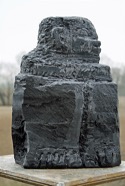 ROT GLUEHT DER OSTEN, Stein 2022, Irischer Limestone, Höhe 38cm (2).jpeg
