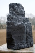 ROT GLUEHT DER OSTEN, Stein 2022, Irischer Limestone, Höhe 38cm (4).jpeg