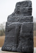 ROT GLUEHT DER OSTEN, Stein 2022, Irischer Limestone, Höhe 38cm (11).jpeg