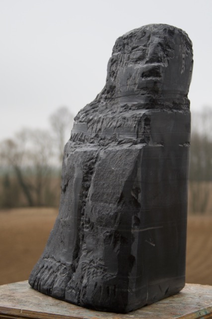 ROT GLUEHT DER OSTEN, Stein 2022, Irischer Limestone, Höhe 38cm.jpeg