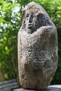 &bdquo;ZWISCHEN DEN FLÜSSEN&ldquo;, Stein 2026, Findling, Höhe 37cm (2).jpeg