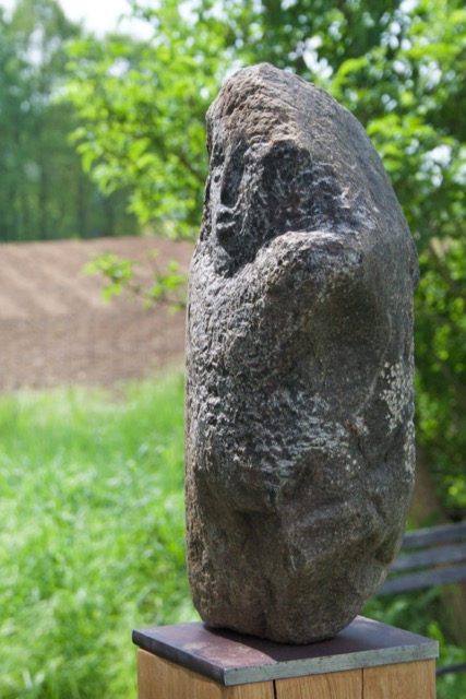 &bdquo;ZWISCHEN DEN FLÜSSEN&ldquo;, Stein 2026, Findling, Höhe 37cm (3).jpeg