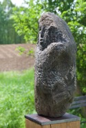 &bdquo;ZWISCHEN DEN FLÜSSEN&ldquo;, Stein 2026, Findling, Höhe 37cm (3).jpeg