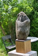 &bdquo;ZWISCHEN DEN FLÜSSEN&ldquo;, Stein 2026, Findling, Höhe 37cm (6).jpeg