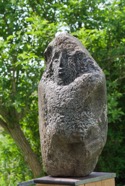&bdquo;ZWISCHEN DEN FLÜSSEN&ldquo;, Stein 2026, Findling, Höhe 37cm (7).jpeg