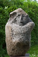 &bdquo;ZWISCHEN DEN FLÜSSEN&ldquo;, Stein 2026, Findling, Höhe 37cm.jpeg